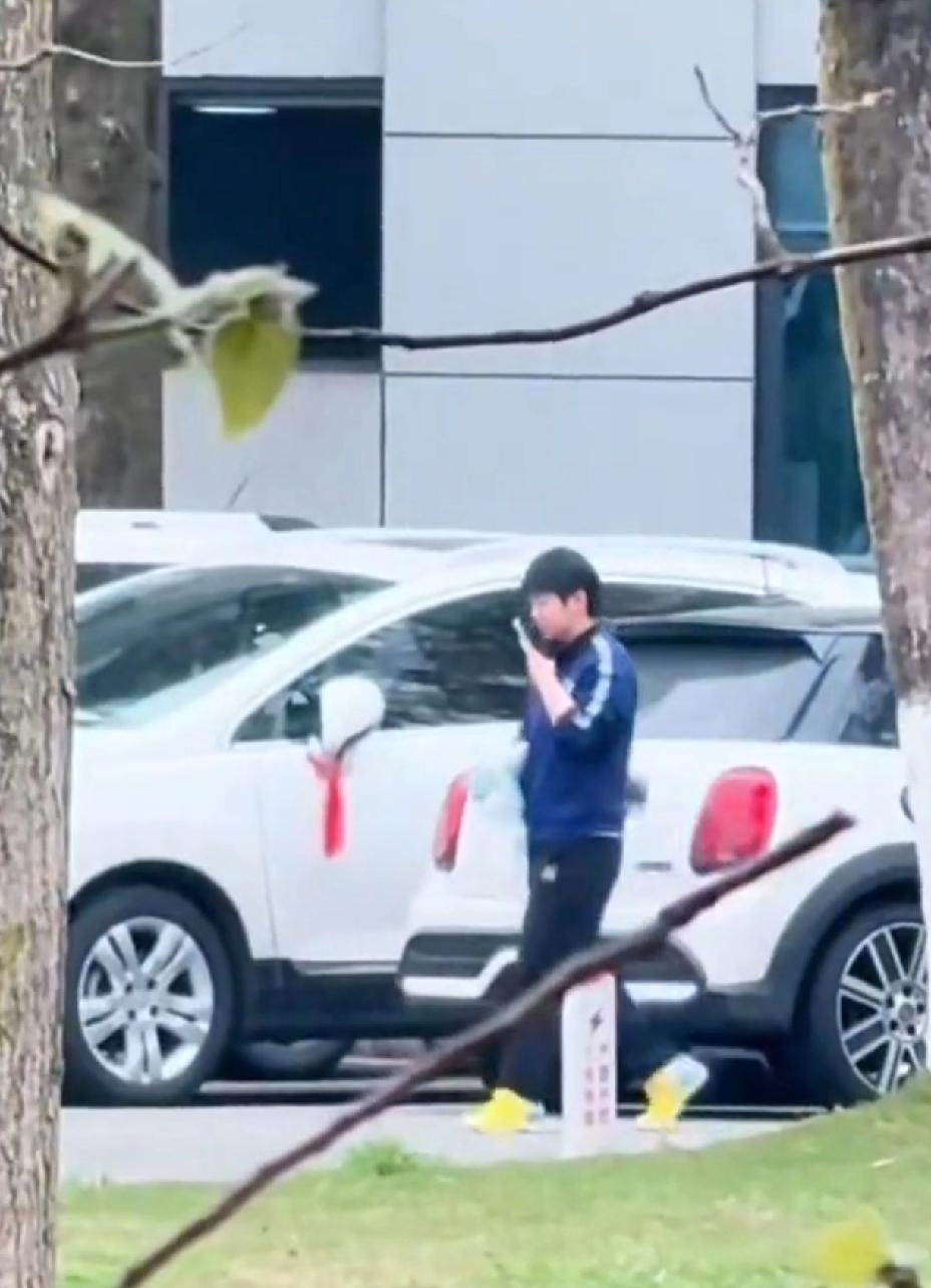 看到莎莎落单，有大胆的球迷提出大胆的建议。一起“掳”回家，管顿好吃的，再