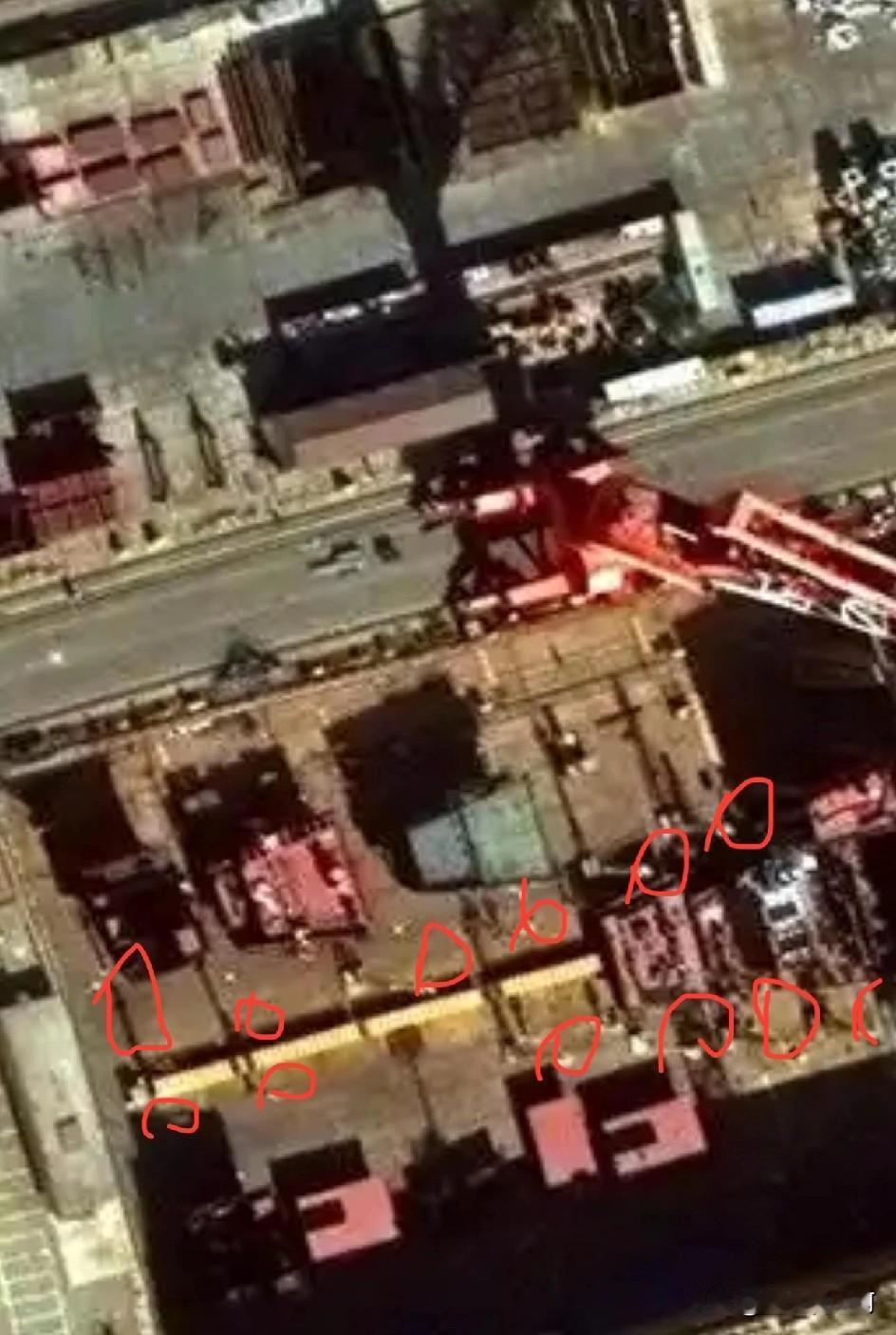 水线320+应该稳了从最新画面能清晰看到，新舰的柱状支撑已布设至中轴墩最顶端