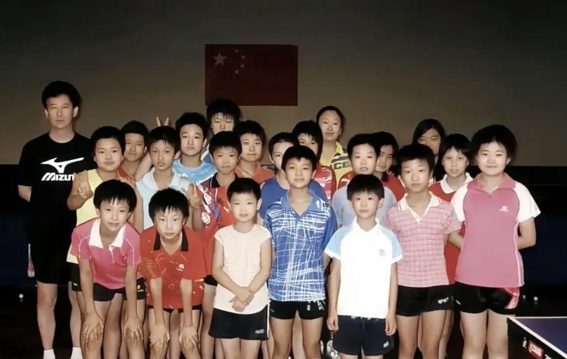 考古到这张老照片里的孙颖莎，小时候就自带“领导气场”！往那儿一站，腰杆挺得直直的