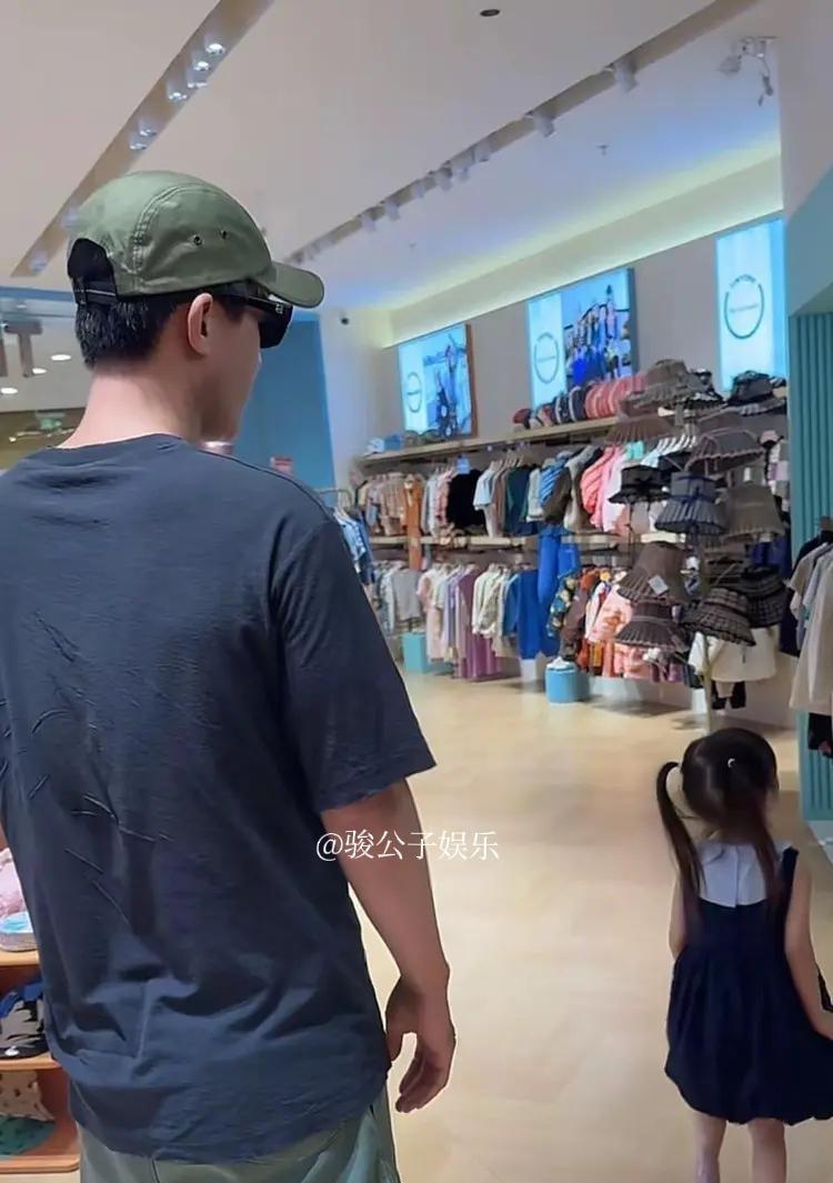 杜淳夫妇近日携女儿现身商场，王灿简约长T配阔腿裤，气质利落；杜淳休闲风装扮，与妻
