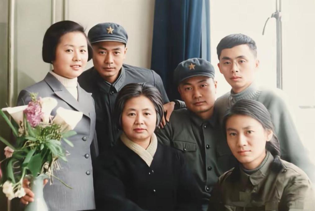 1973年北京，陈毅元帅辞世一周年，张茜和子女在家中拍下这张全家福。历经丧夫之