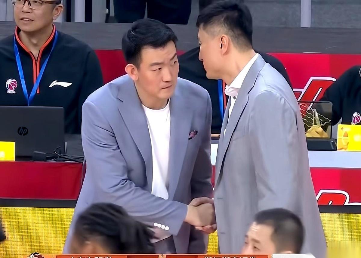 这场球还没开打，胜负的天平就已经歪了。一边，是浙江广厦，坐镇自己的主场，整个赛