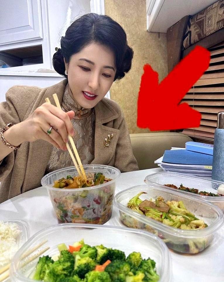 五年了，她妈在路边摊给他俩拍照，全网催婚，曾黎就是不官宣。年夜饭桌上，导演自然