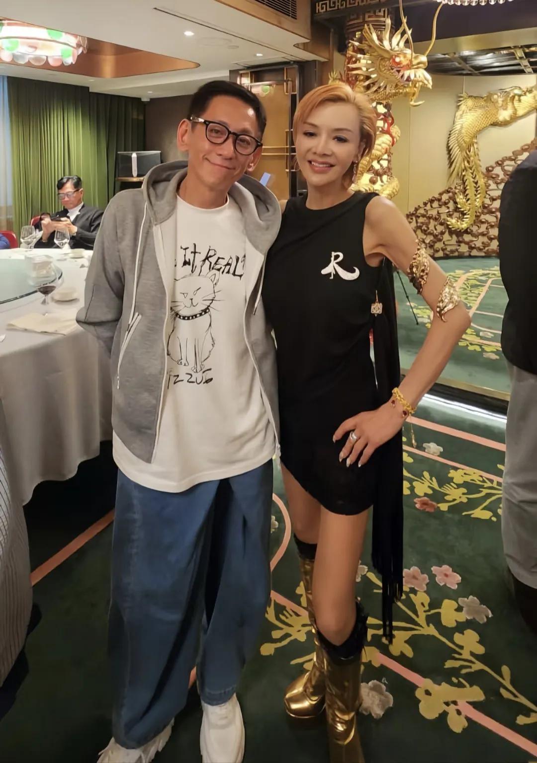 59岁叶子楣参加晚宴，打扮得一言难尽，一双金色长筒靴太丑了，金发也很难看，给人一