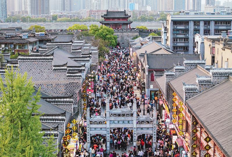 为什么要刺激穷人消费，而不是刺激富人消费？因为说白了，富人赚钱容易花钱难，而只有