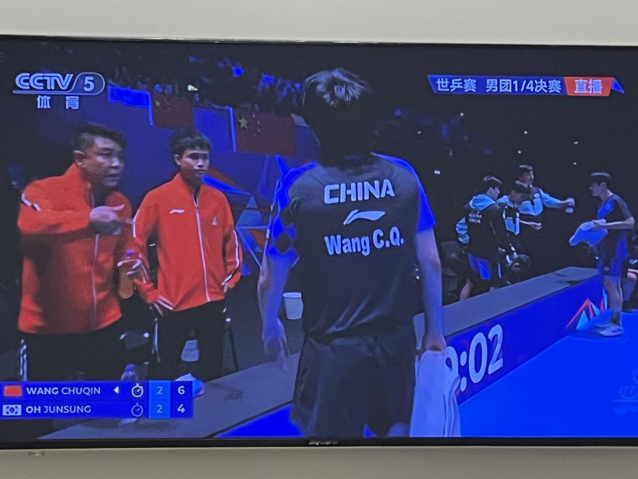 看这个穿红衣服男人的眼神，今天晚上估计他是全中国最紧张的人。再年轻几岁，估计他