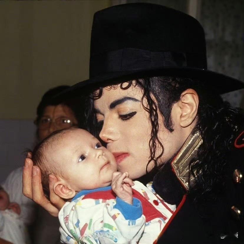 爱泼斯坦文件曝光，迈克尔·杰克逊被重新审视…随着爱泼斯坦涉案文件的持续公开，美