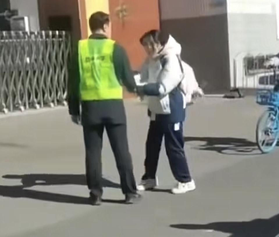 女学生买淀粉肠被拔拿走钥匙事件，涉事学校再次进行了通报，只是看完了这个通报，给我