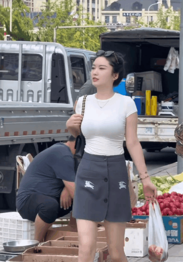 姑娘遇到什么事，这么开心！