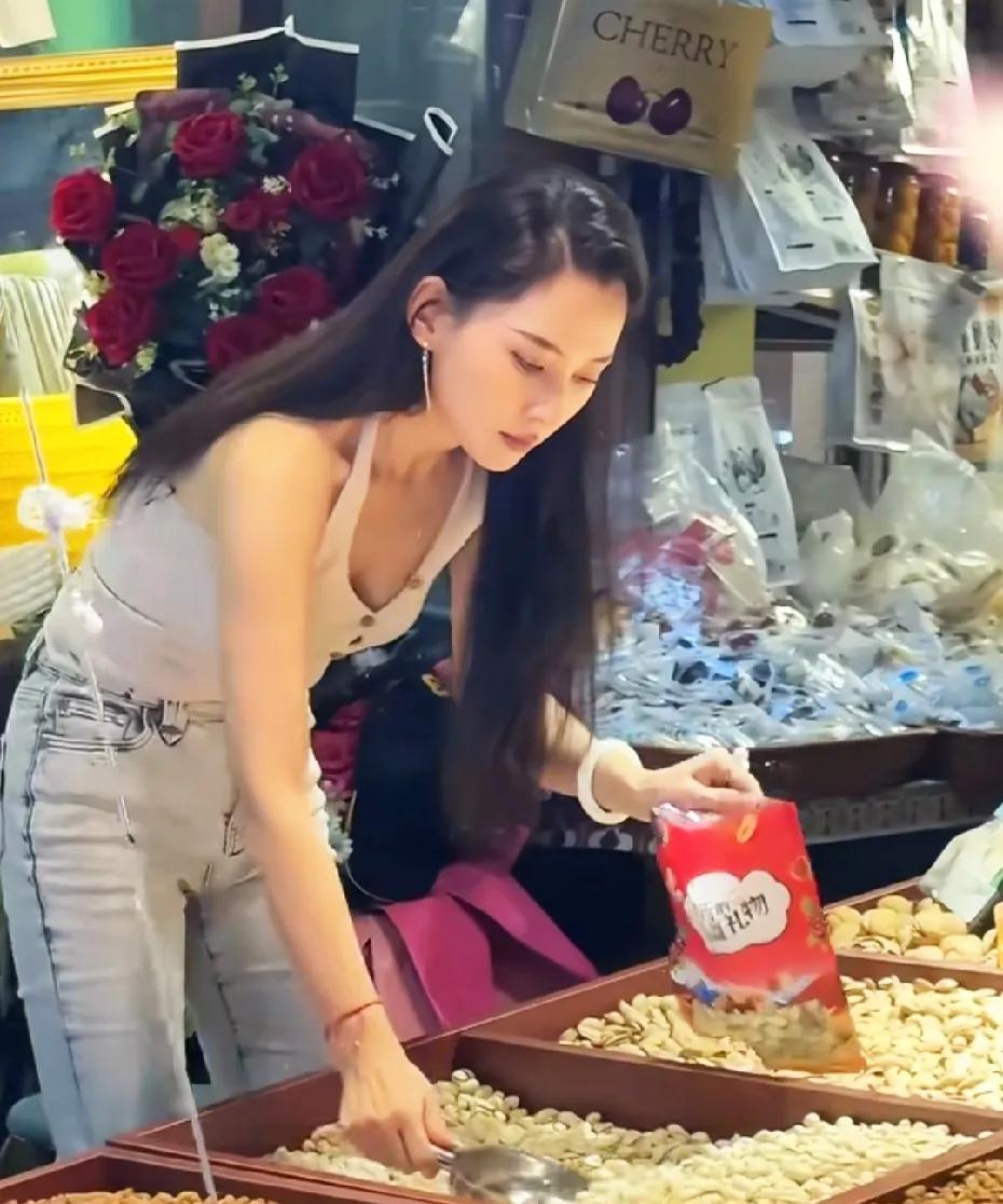 有网友在新疆大巴扎夜市偶遇森林北，她一个人逛吃逛吃！吃着麻辣烫串串、买了干果，一