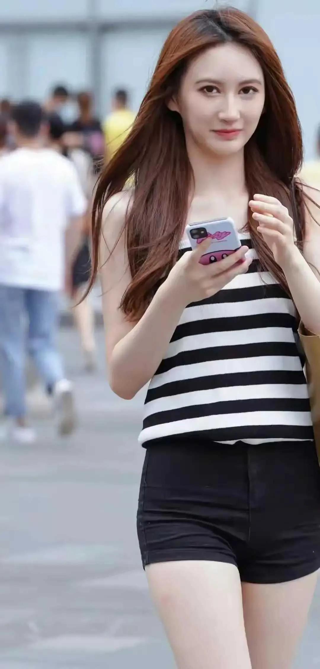 街上遇到这样漂亮高挑的小姐姐，你敢上去搭讪吗？