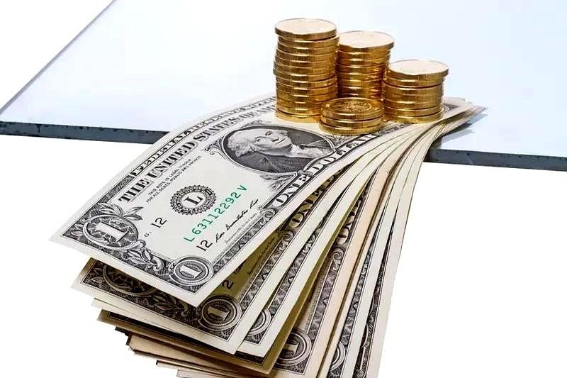 聊聊美元和人民币这点事。一个朋友，孩子在美国读书，学费正好这几天要交。他提前半