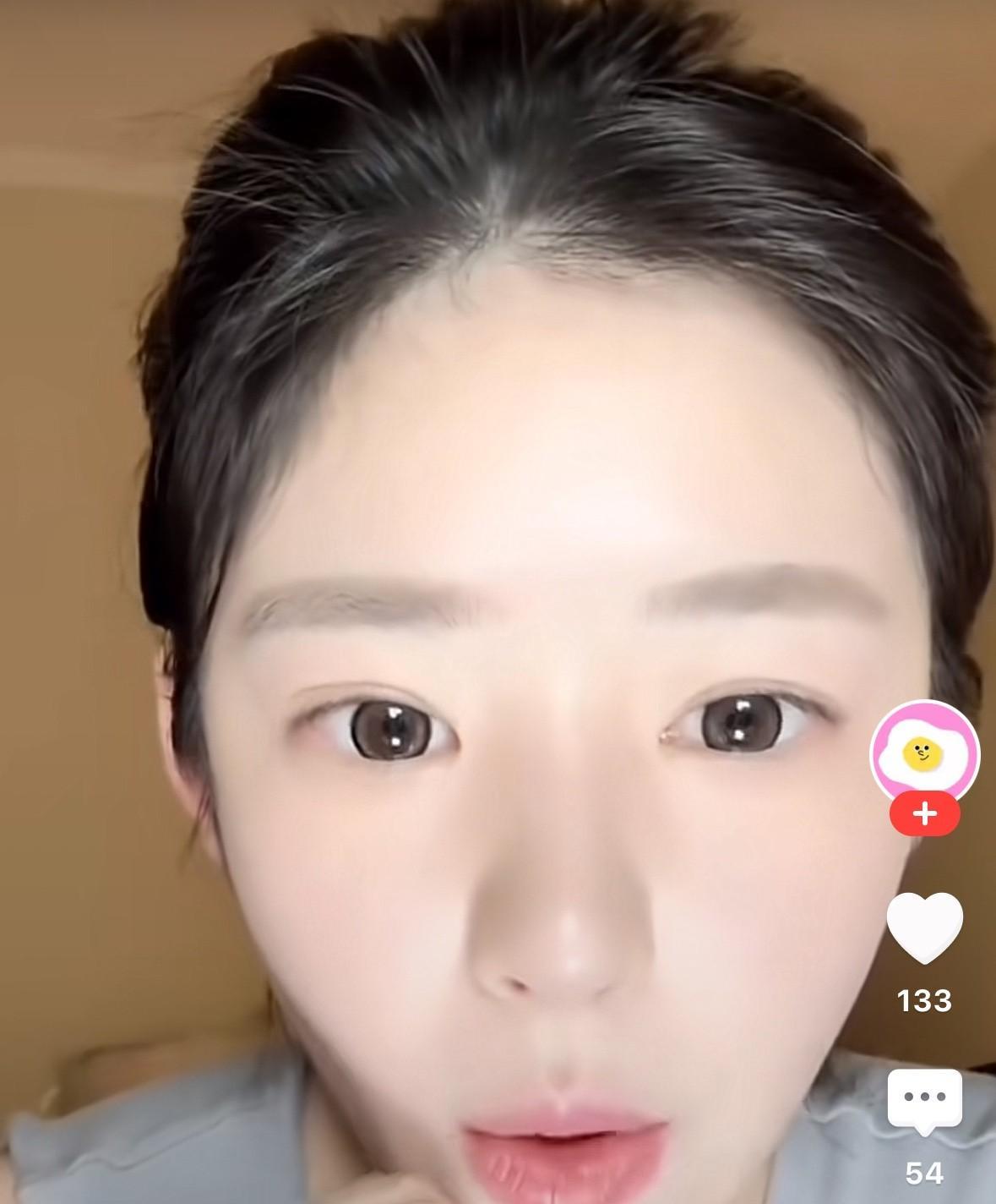 黄一鸣说，之前她给王撕葱发闪闪照片，后来互相拉黑就再也没见到过了。她说，如果他