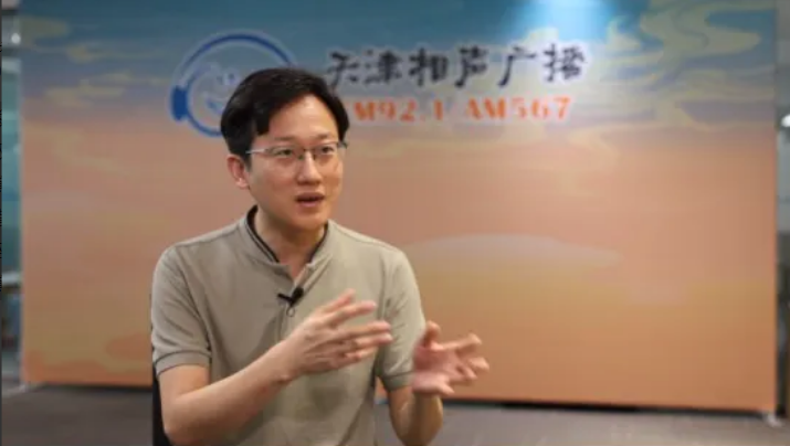 天津相声演员裘英俊说，在相声领域，杨少华相声虽然称不上“大师、泰斗”，绝对绝对够