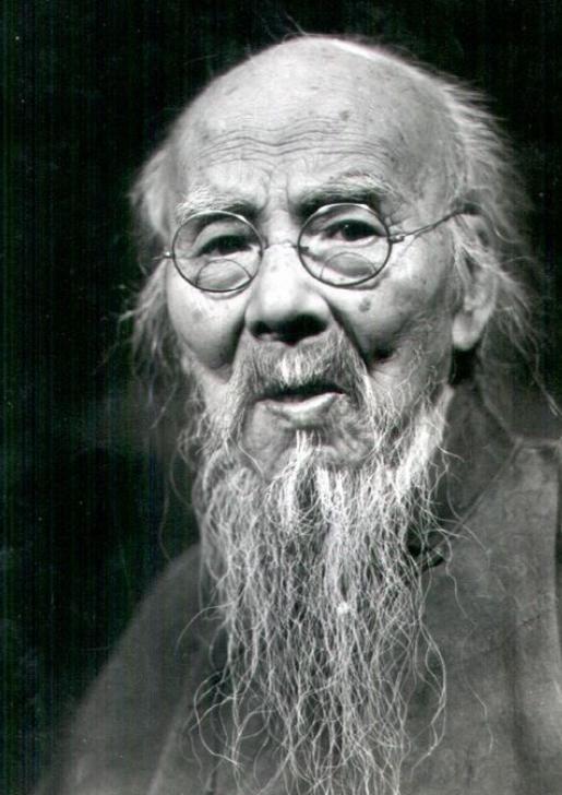 一天，齐白石在古玩店发现了自己的画，老板开价8000元，齐白石还价：“最多300