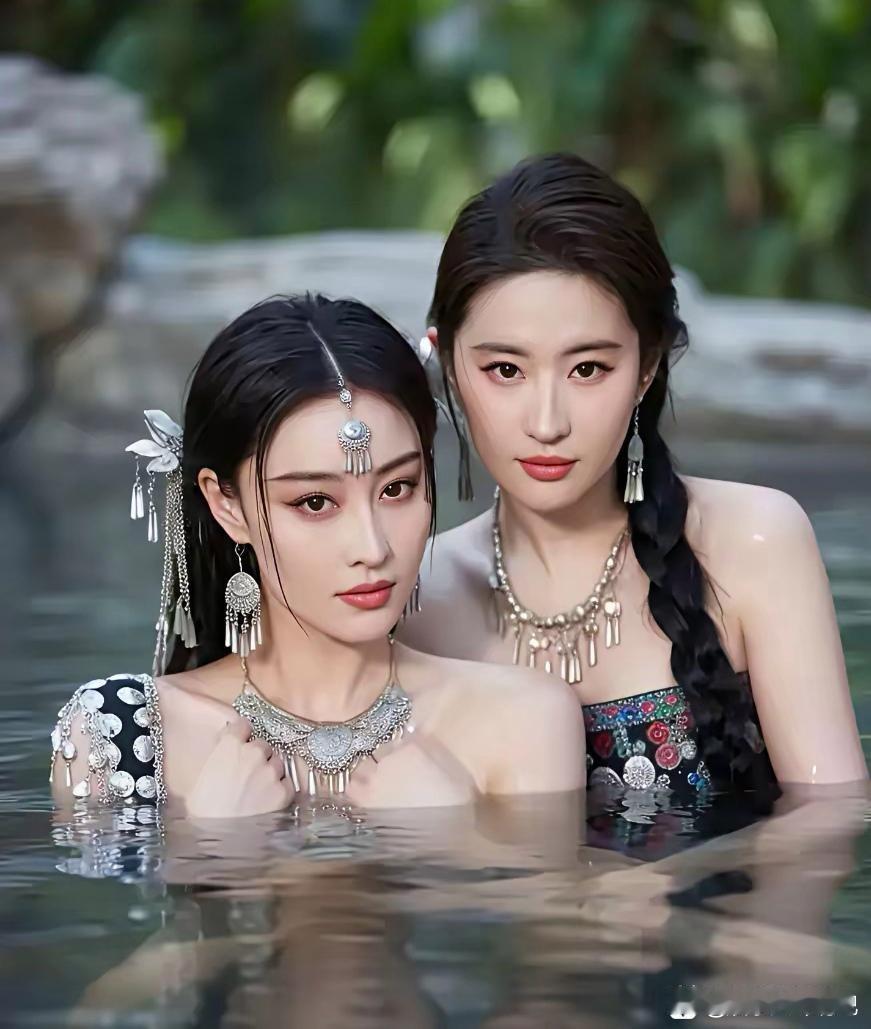 救命！刘亦菲和张馨予这组苗疆风也太绝了吧！刘亦菲和张馨予的这组苗疆姐妹花造型，