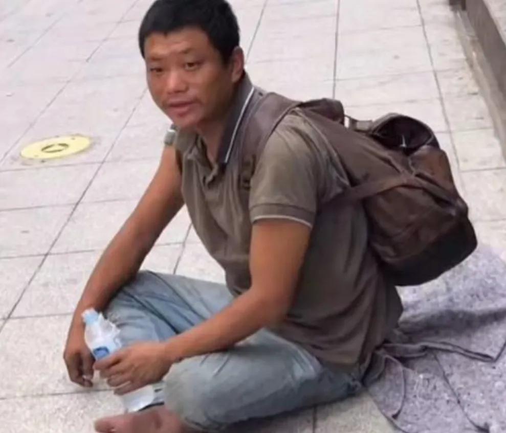 “我不配回中国，没脸见人！”远在巴西街头流浪乞讨16年的万永福，说出这句话时满是