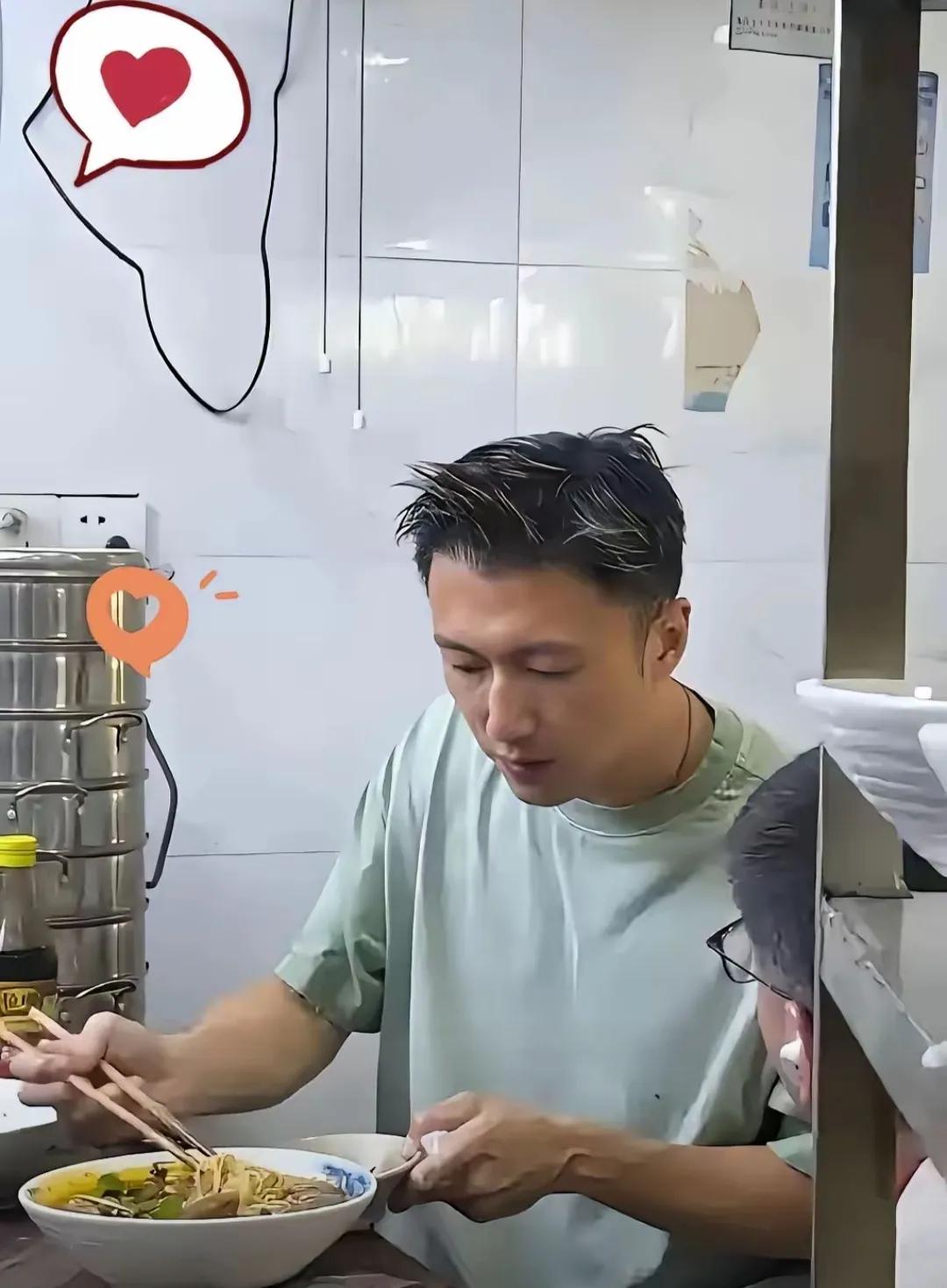 王菲这辈子都不会离开谢霆锋！原因很简单的，谢霆锋这次重庆演唱会结束，去吃