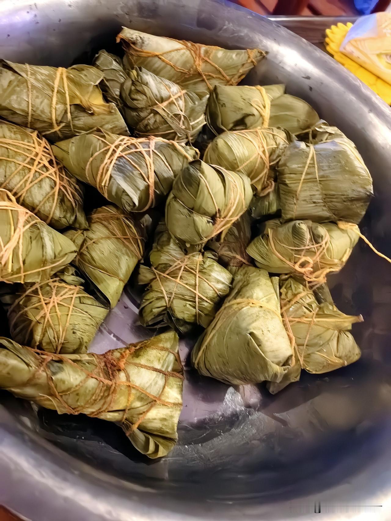 老婆和弟媳商量着自己做粽子吃，有从老家拿来的糯米，肉粽都是大家喜欢吃的，于是决定