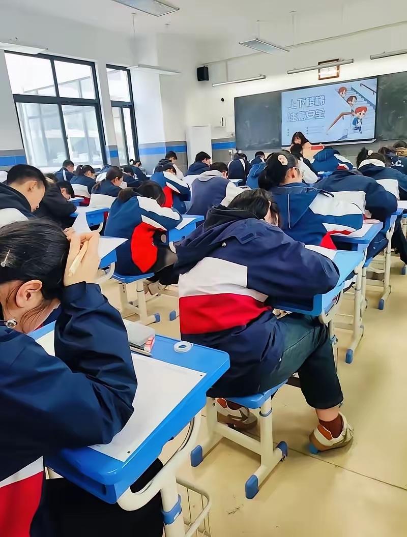 谁能想到，监考时轻轻一拍，竟改变了一个孩子的一生。女儿身为高中老师，发现男生作弊