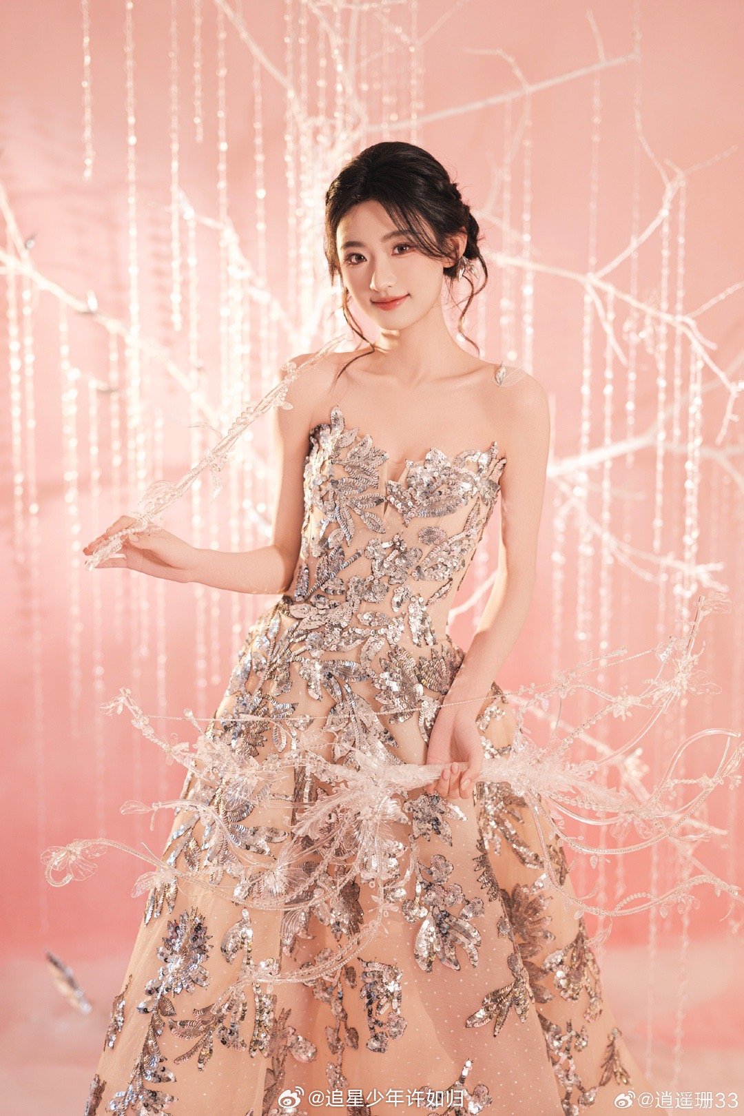 杨雨潼好薄一片这肩颈线条和锁骨阴影，堪称清瘦美学的范本！亮片再耀眼，也只是她灵