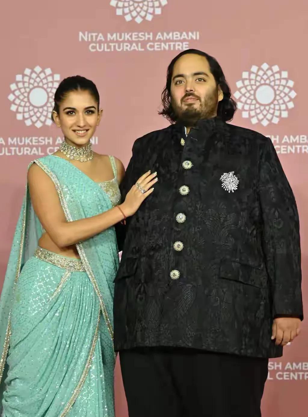 去年结婚的印度首富的小儿子，终于要开枝散叶了。传来了儿媳妇已经怀孕的好消息。