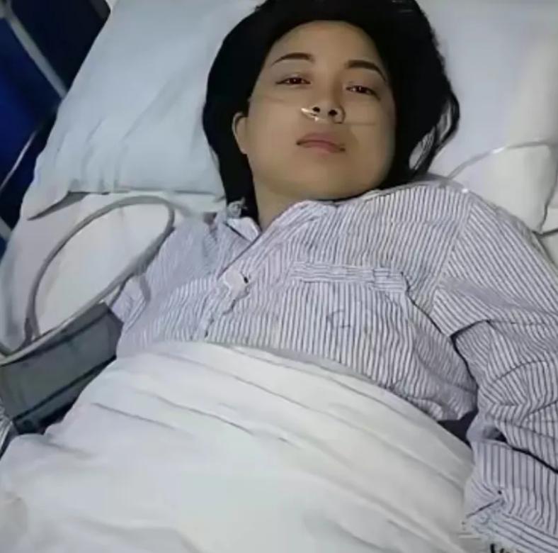 泪目。浙江一位护工无偿照顾无亲无故的植物人女孩多年，本以为付出无人知晓，可女孩苏