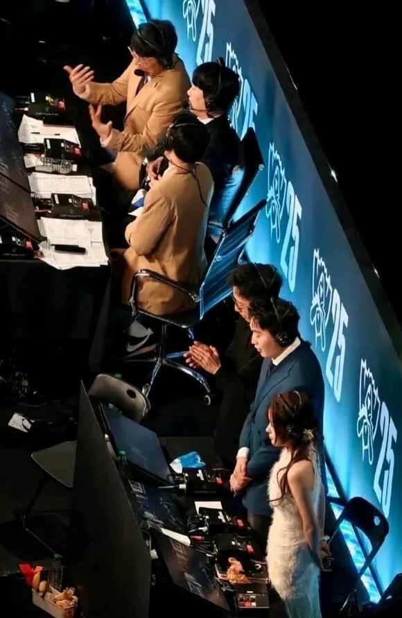 为什么LCK解说台上全是分析资料，LPL解说台上却几乎没有？热门评论:🔥1.差