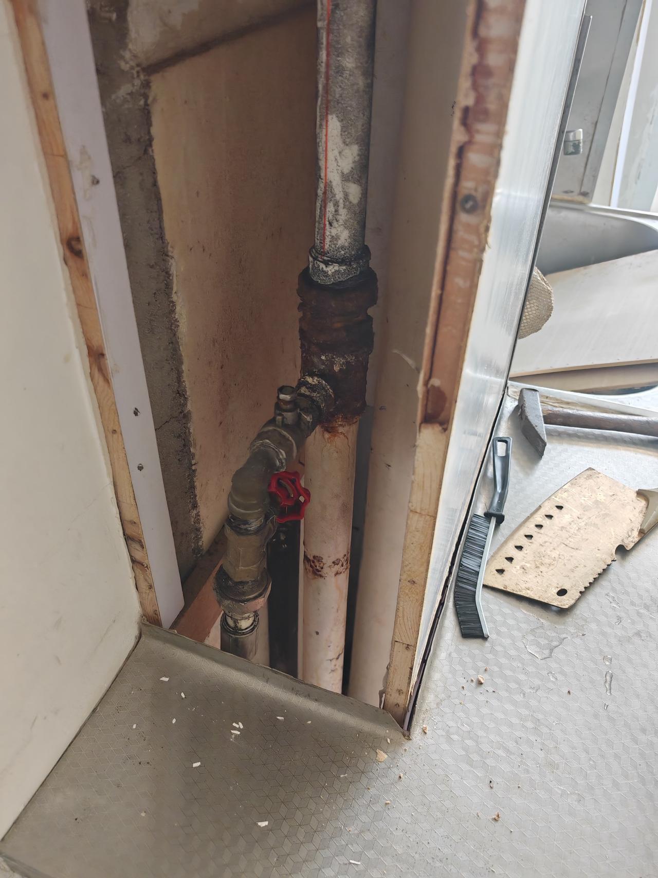 前些日子，我们小区统一换水表，是政府免费提供智能水表，替换原来的老旧指针水表。