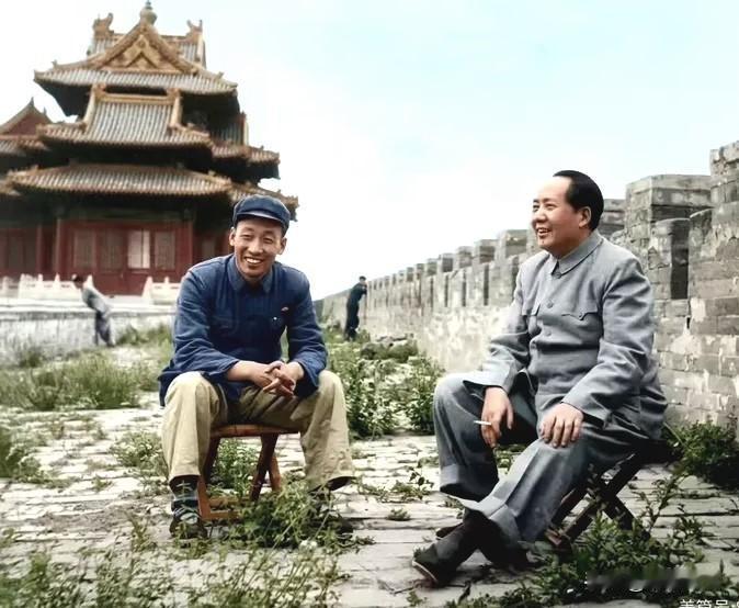 1954年5月17日下午，毛主席视察故宫时，在城墙东北角楼附近休息，身边为故宫保