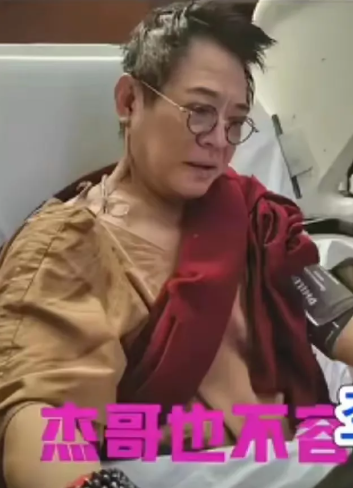 李连杰怕是太高看自己，又轻看了利智。手术时，利智和女儿都没露面，够扎心。想