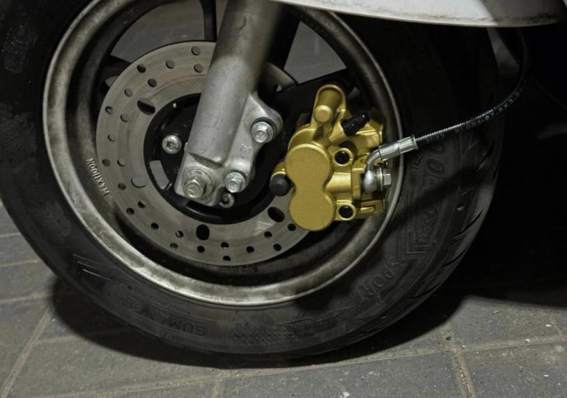 买电动车纠结刹车？碟刹和鼓刹到底选哪个？老骑手实测分享，看完直接对号入座！先