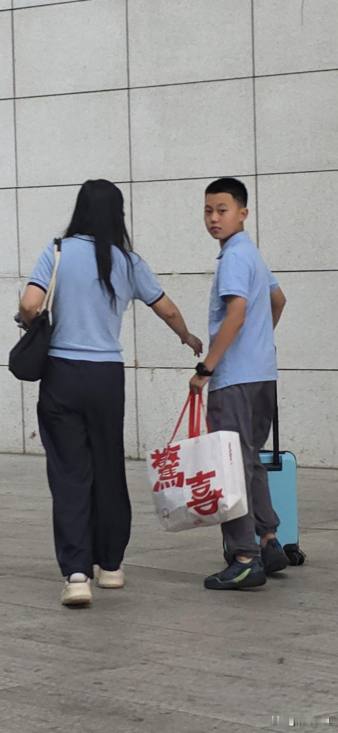 望着外孙的背影，想到一个问题——孩子长大之后的真相……前些年老母亲常说一句
