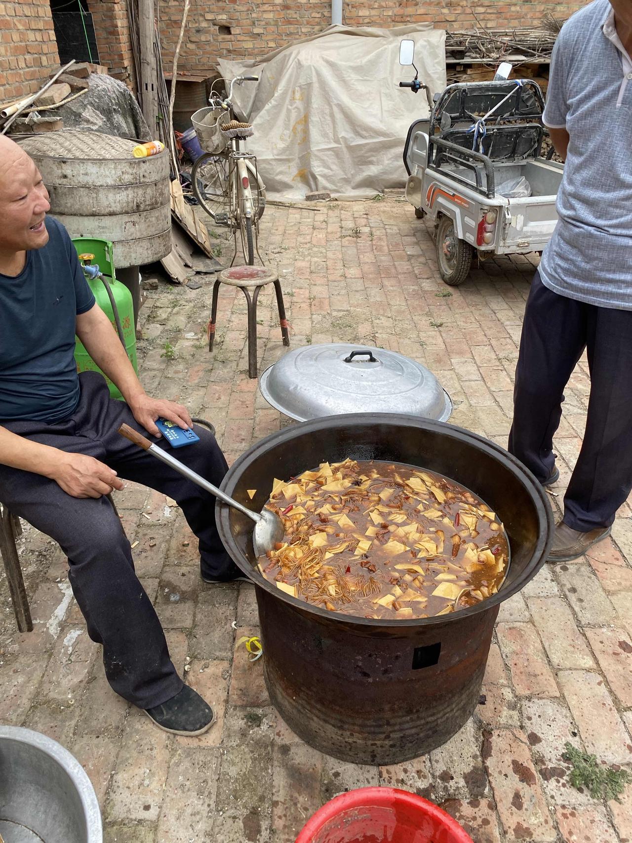 沧州白事的标配，这大锅菜相当地道，配上白面馒头，特别好吃。材料虽然不多，圆白菜、