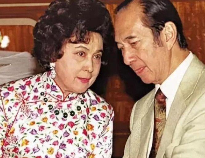 2001年，何鸿燊威胁妹妹何婉琪道：“把你的股份都给我，否则我就曝光你的丑闻。”