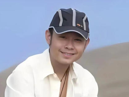 2005年，李静问罗大佑:“SHE的歌，你会听吗？”罗大佑摇头:“不会！”李