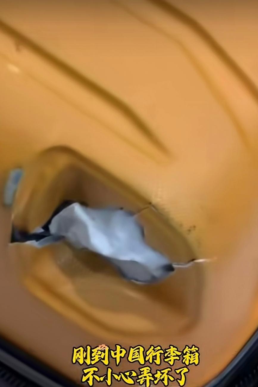 两名外国情侣来中国旅游，下了飞机取到行李开开心心准备出机场。结果还没走几步，发现