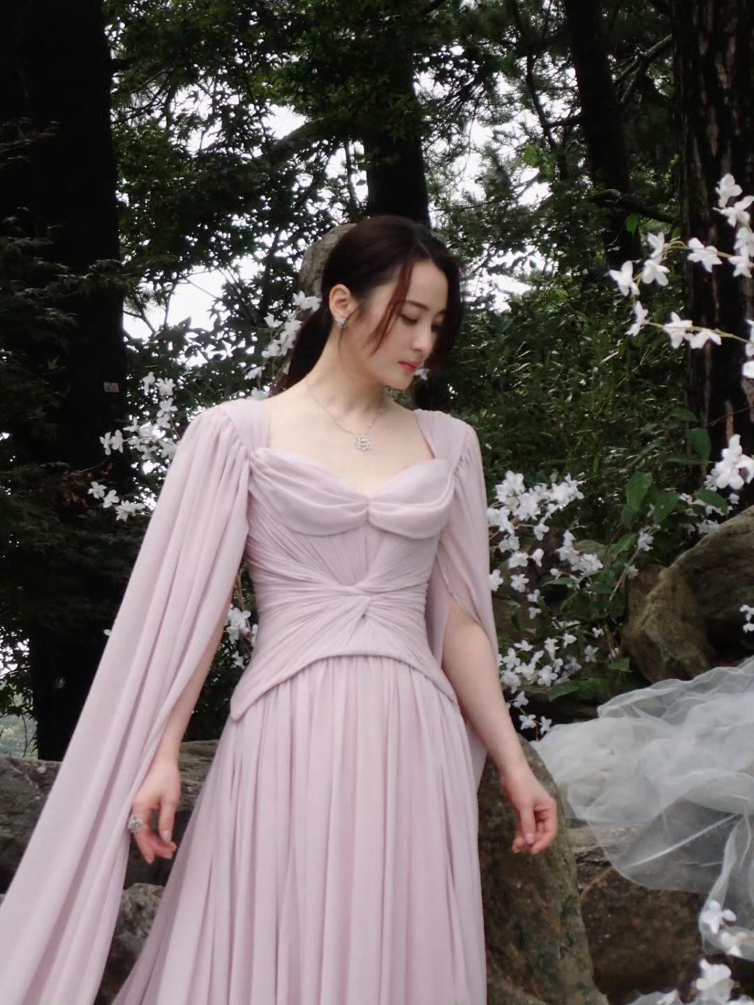 蒋勤勤画中人是谁被蒋勤勤的庐山大片狠狠美到了！[爱心][爱心]一袭藕粉长裙，和