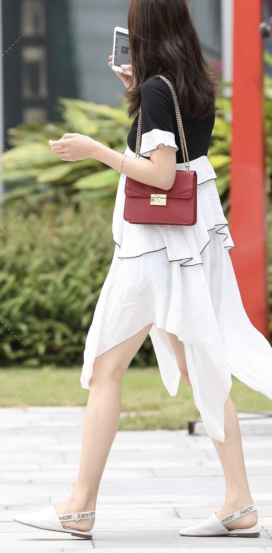 人生有两条路，一条用心走，叫梦想；一条要用脚走，叫现实。