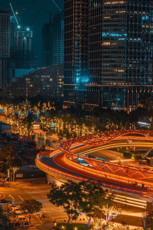 人活一辈子，很多东西看似属于自己，实则不然。钱财生不带来死不带去，房子再大每天也