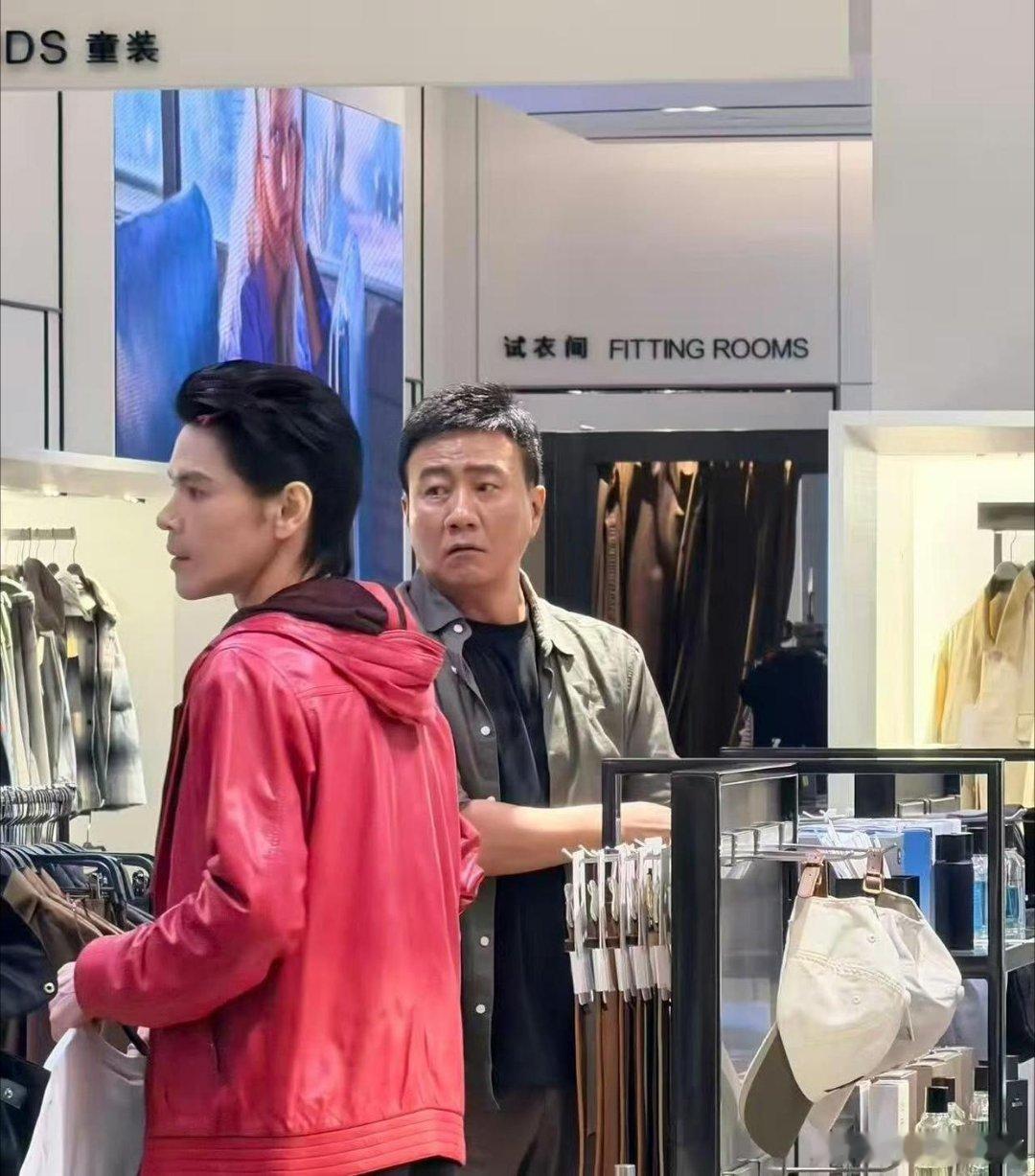 胡军李乃文体验做向佐助理！李乃文一脸严肃显疲惫，又心酸又好笑​​​
