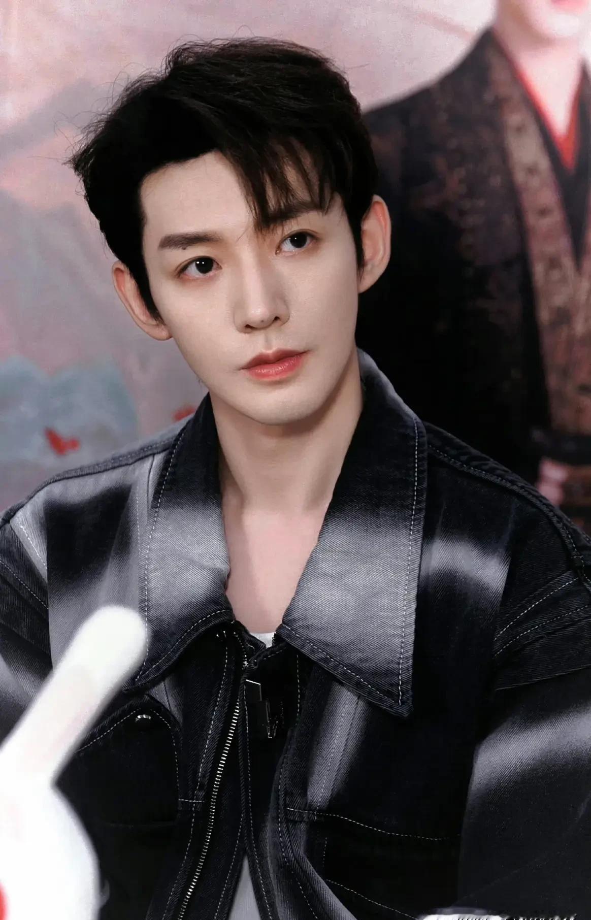 《长月烬明》剧里温润如玉，剧外却被曝“暴躁危险”？邓为这反差萌，真把罗云熙都甩