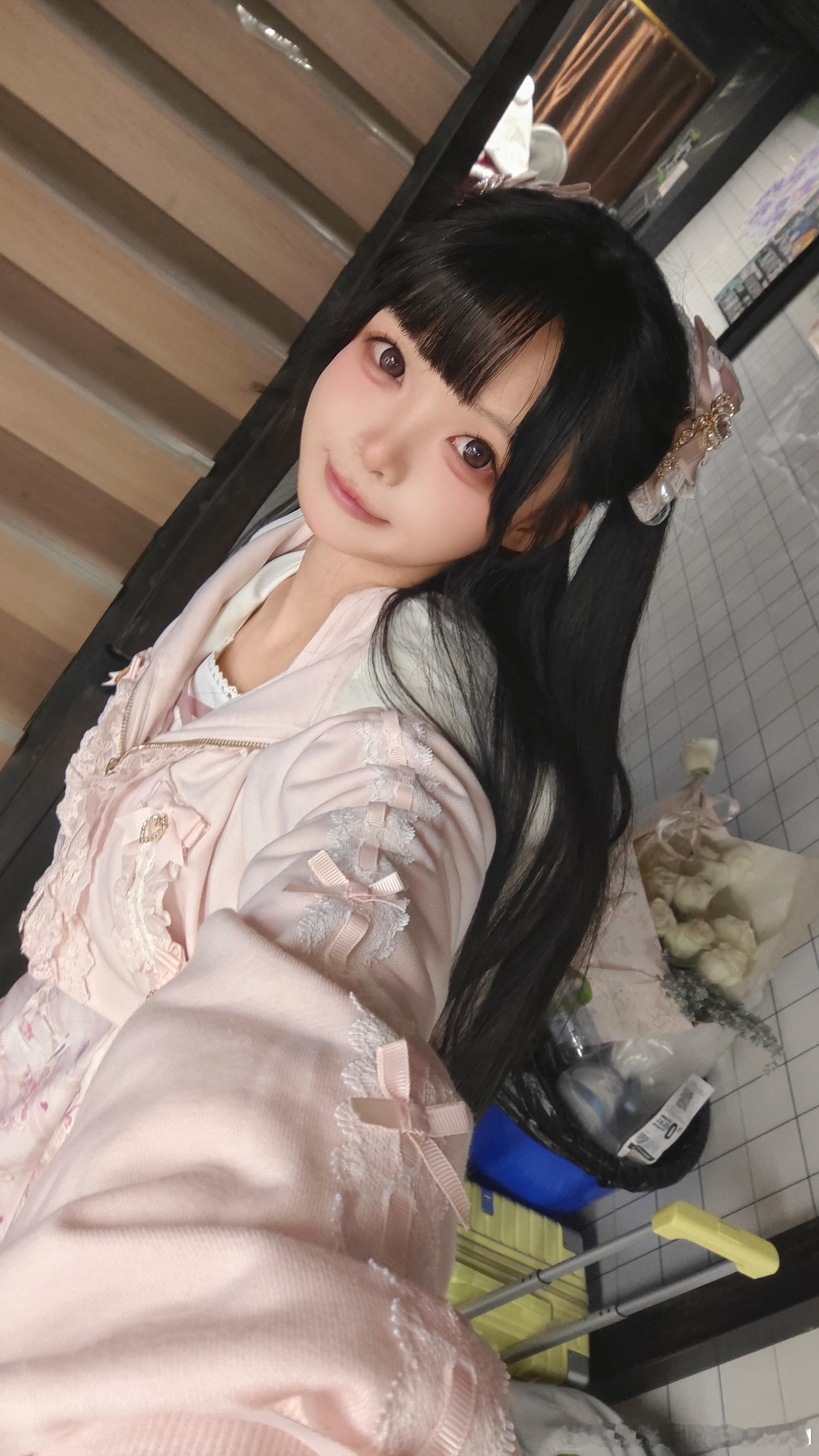 「抓到你啦～就是你一直在看我是吧？那就罚你一直看着我～」新美瞳，有种紫紫的感觉，