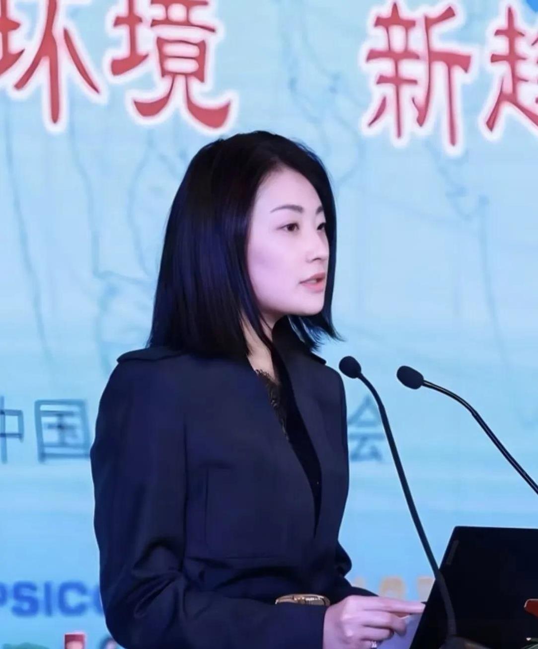 有网友说，宗馥莉去美国读书，杜三给她选了最差的学校，都是富二代玩的，想把她养废，