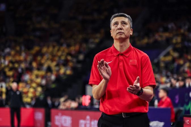 篮协主席郭振明说：“郭士强成为主教练之后，在CBA联赛期间奔波各地考察队员。后来