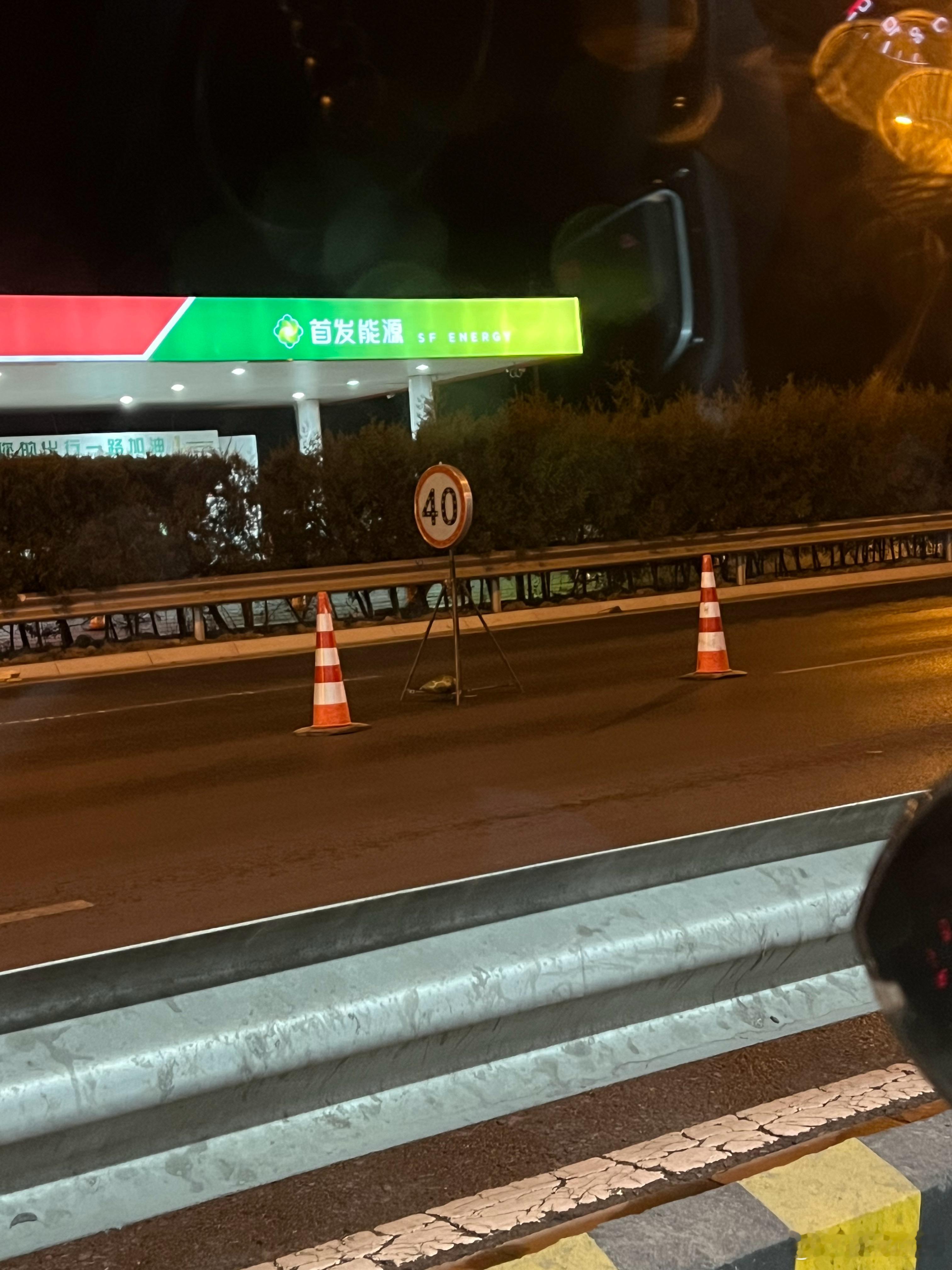 太疯狂了，东四环外环维修，只留两条车道，限速40，现在有一大队几十吨的半挂车顶着