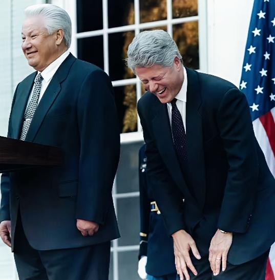 什么事情让克林顿笑弯了腰？克林顿笑的真开心啊！克林顿的脸都笑的通红啊！有多