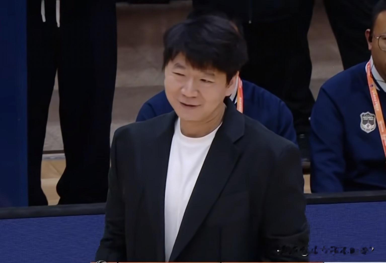 山东高速男篮连一号位小外援都没有，主教练邱彪需要为失败的引援负责高...