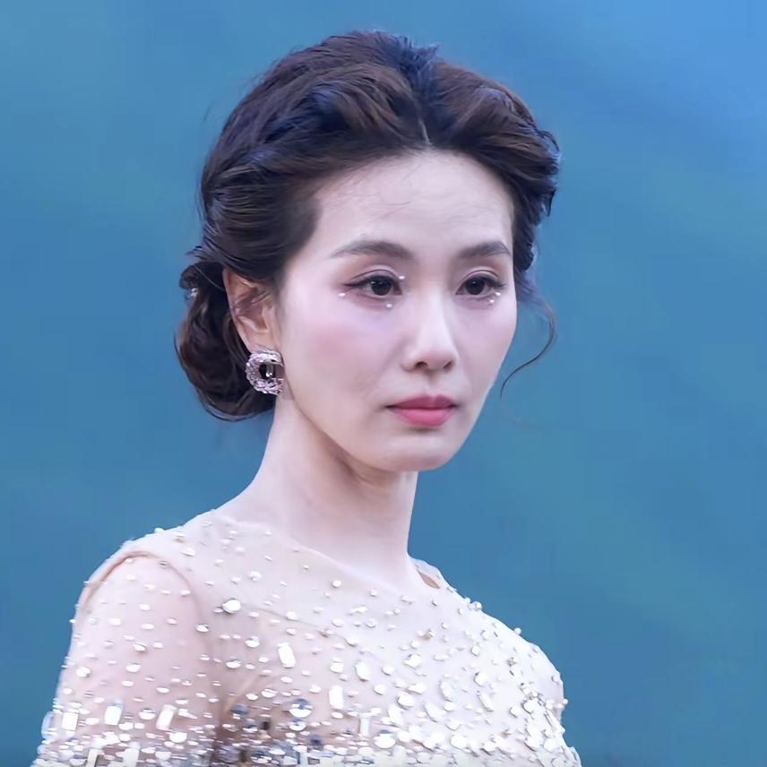 老话人靠衣装马靠鞍真是至理名言！不合适的妆容，可以令人瞬间老十岁，哪怕女明星也不