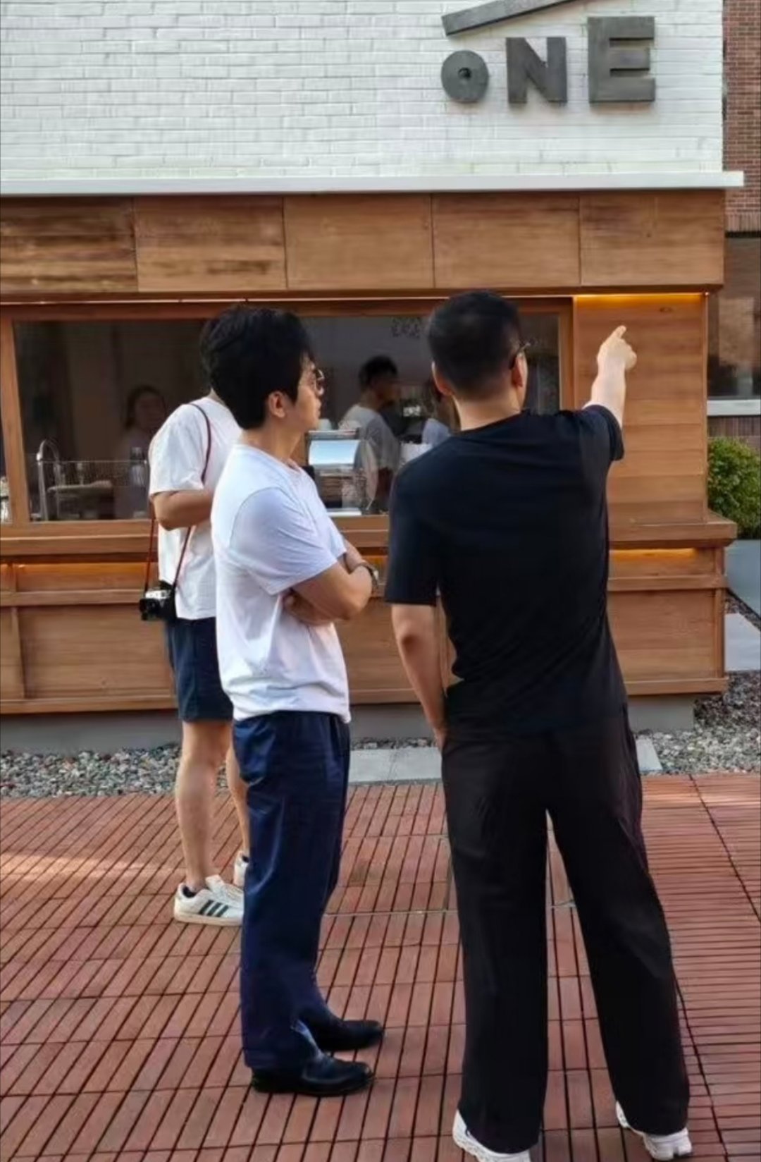 今日份新鲜李健，在阿那亚被偶遇了